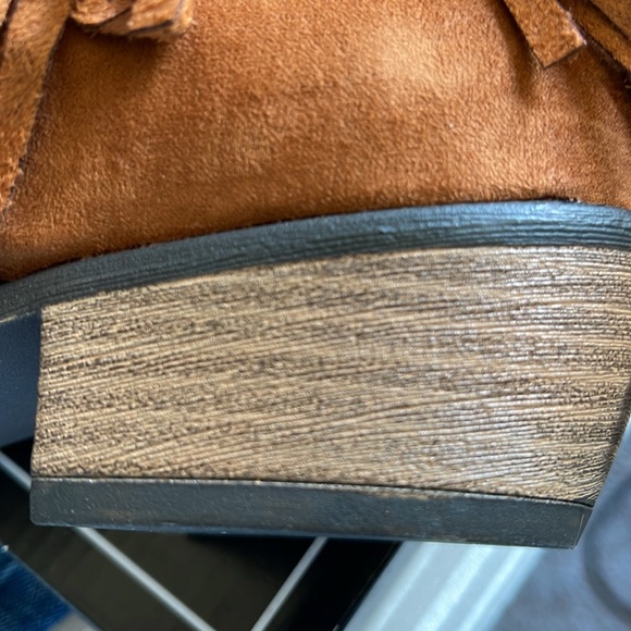 QUPID Fringe Booties Color Rust Oil Finish Faux Suede material. Size 7. - Picture 7 of 9